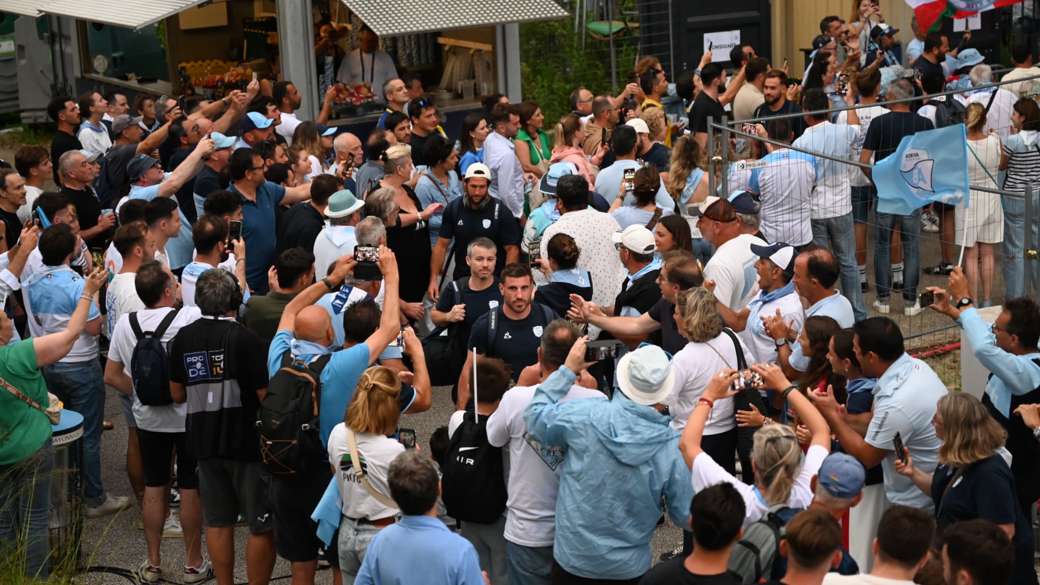 Les supporters de l'Aviron Bayonnais avant le barrage face à l'ASM Clermont Auvergne, le 13 juin 2025.
