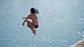 Une femme saute dans l'eau en faisant une "bombe", à Crète, le 4 juin 2011 (photo d'illustration)