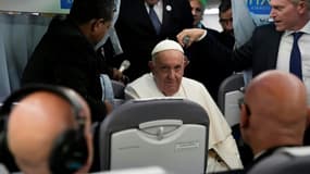 Le pape François parle à la presse à bord de l'avion qui le ramène à Rome, le 23 septembre 2023