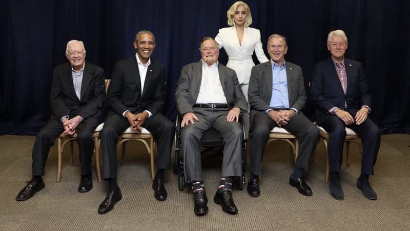 Lady Gaga entourée de Jimmy Carter, Barack Obama, George H.W. Bush, George W. Bush et  Bill Clinton 