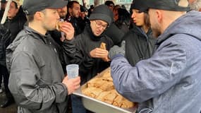 Les supporters du Milan AC découvrent la galette-saucisse. 