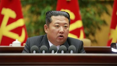 Le dirigeant nord-coréen Kim Jong Un s'exprime lors d'une réunion du Parti des travailleurs, le 26 février 2022 à Pyongyang