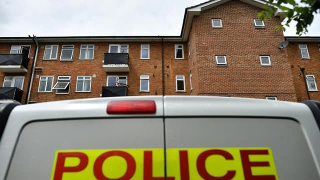 Un véhicule de la police devant le lieu le 21 juin 2020 où la veille a eu lieu une attaque au couteau, à Reading (ouest de Londres)