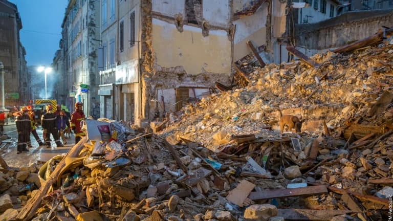 Des pompiers cherchant des victimes après l'effondrement de deux immeubles, rue d'Aubagne à Marseille, le 5 novembre 2018