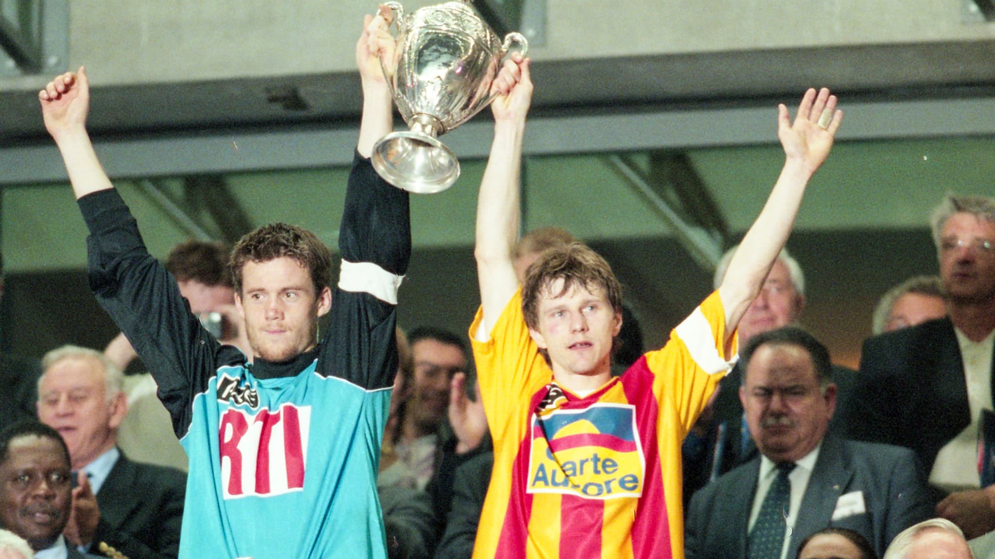 Mickaël Landreau soulève le trophée avec Reginald Becque (Calais), en 2000