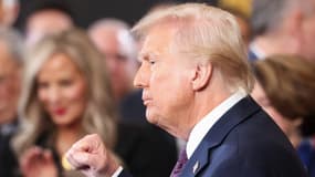 Le président américain Donald Trump fait un geste à la fin de son discours d'investiture après avoir prêté serment en tant que 47e président des États-Unis dans la rotonde du Capitole américain à Washington, DC, le 20 janvier 2025.