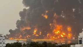 Un incendie au port d'Hodeida, ville détenue par les rebelles, après des frappes, au Yémen, le 20 juillet 2024