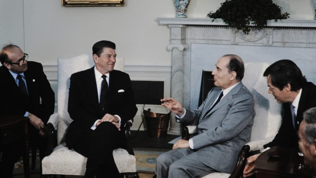 Ronald Reagan et François Mitterrand le 12 mars 1984 à la Maison-Blanche à Washington 