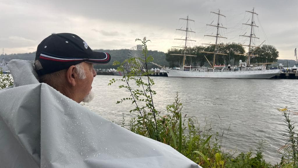 Jacques, venu de Grenoble, assiste pour la 3e fois à la Grande Parade ce dimanche. Jacques, venu de Grenoble, assiste pour la 3e fois à la Grande Parade ce dimanche.