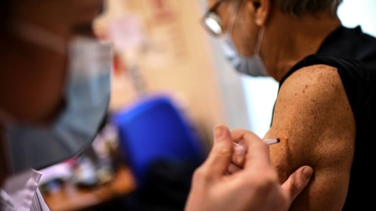 Un homme se fait vacciner contre le Covid-19 à l'Institut Pasteur à Paris le 21 janvier 2021