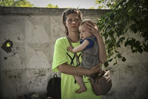 Une mère et sa fille en attente d'évacuation dans la région du Donbass, le 9 juin 2022 