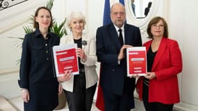 Le ministre de la Justice Eric Dupond-Moretti, Isabelle Rome (2e g), ministre déléguée à l'Egalité entre les femmes et les hommes, et les auteures du rapport pour améliorer l'arsenal judiciaire contre les violences conjugales, la députée Emilie Chandler (g) et la sénatrice Dominique Vérien (d), le 22 mai 2023 à Paris