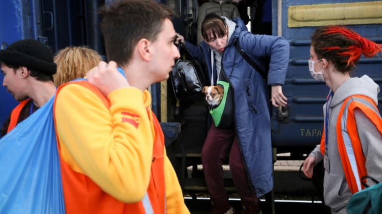 Des habitants évacués de Marioupol arrivent à la gare de Lviv, le 25 mars 2022