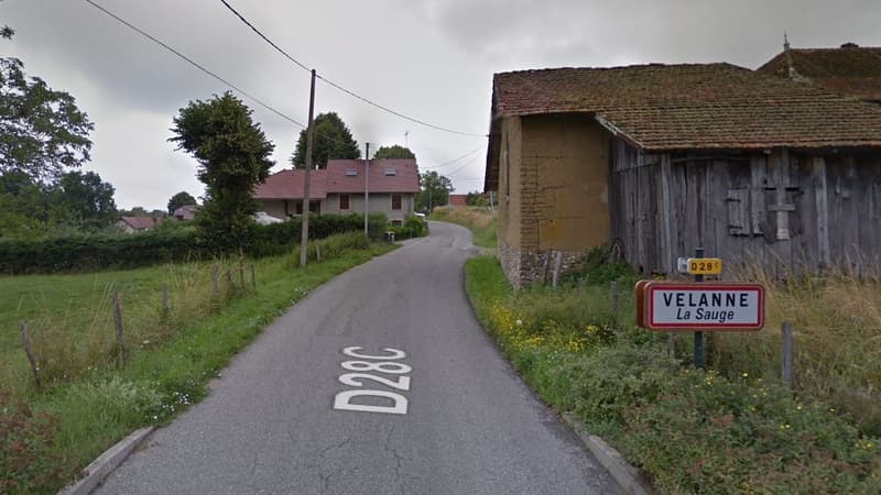 Une septuagénaire a été retrouvée morte, sous son lit, à Velanne en Isère, le 30 août 2023. 
