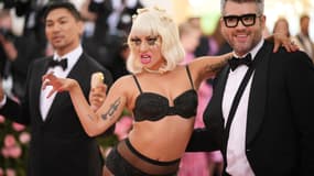 Lady Gaga sur le tapis rouge du Met Gala 2019 aux côtés de Brandon Maxwell, le créateur de ses tenues