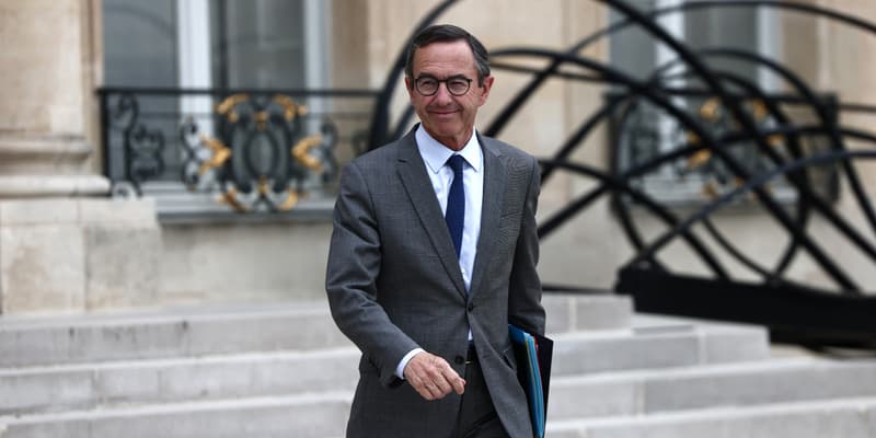 Le ministre de l'Intérieur Bruno Retailleau quitte le Palais présidentiel de l'Elysée après la réunion hebdomadaire du conseil des ministres, le 12 juin 2025.