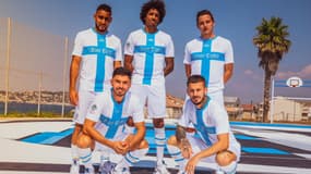 Les Marseillais posent avec leur maillot anniversaire