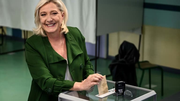 Marine Le Pen dans un bureau de vote à Hénin-Beaumont, dans le Pas-de-Calais, le 12 juin 2022
