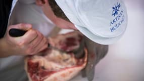 Un jeune homme participe au concours du meilleur apprenti boucher, à Paris, le 20 février 2017