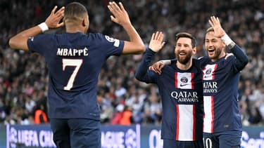 Kylian Mbappé célèbre un but avec Lionel Messi et Neymar au PSG