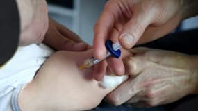 Un médecin administre un vaccin à un bébé à Quimper, dans l'ouest de la France, le 31 octobre 2017