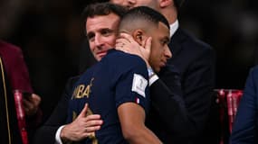 Kylian Mbappé et Emmanuel Macron après la finale de la Coupe du monde, le 18 décembre 2022.