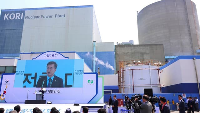 Le nouveau président sud-coréen Moon Jae-In a promis de renoncer aux projets de nouveaux réacteurs nucléaires, dans le cadre de sa politique visant à sortir le pays de l'atome.
	
