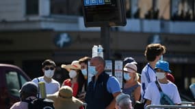 Des personnes masquées attendent à un arrêt de bus sur le Vieux Port, le 26 août 2020 à Marseille