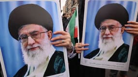 Des Iraniennes brandissent des portraits du guide suprême iranien, l'ayatollah Ali Khamenei, lors des funérailles des membres des forces de sécurité tués lors des récentes manifestations à Téhéran, le 14 janvier 2026.