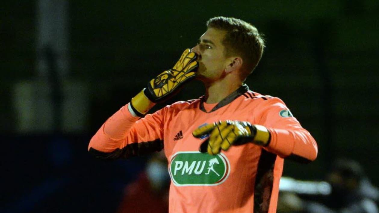 Le bisou de Julian Pollersbeck en direction des supporters du Red Star à leurs fenêtres