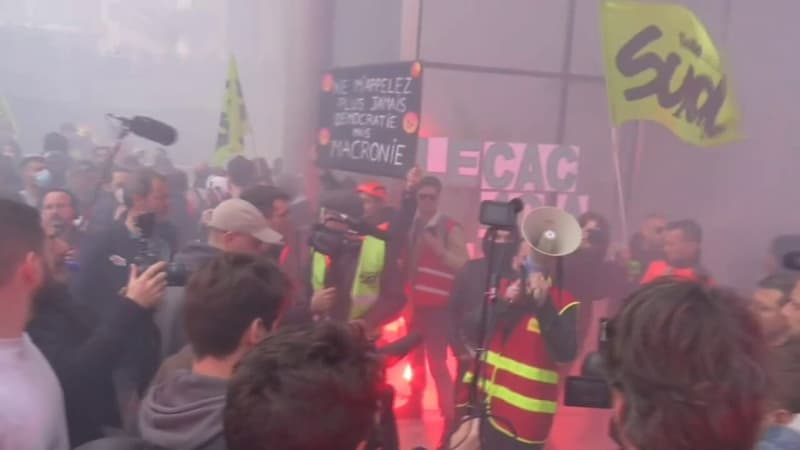 Retraites: des centaines de manifestants envahissent le parvis de La Défense et le siège d'Euronext