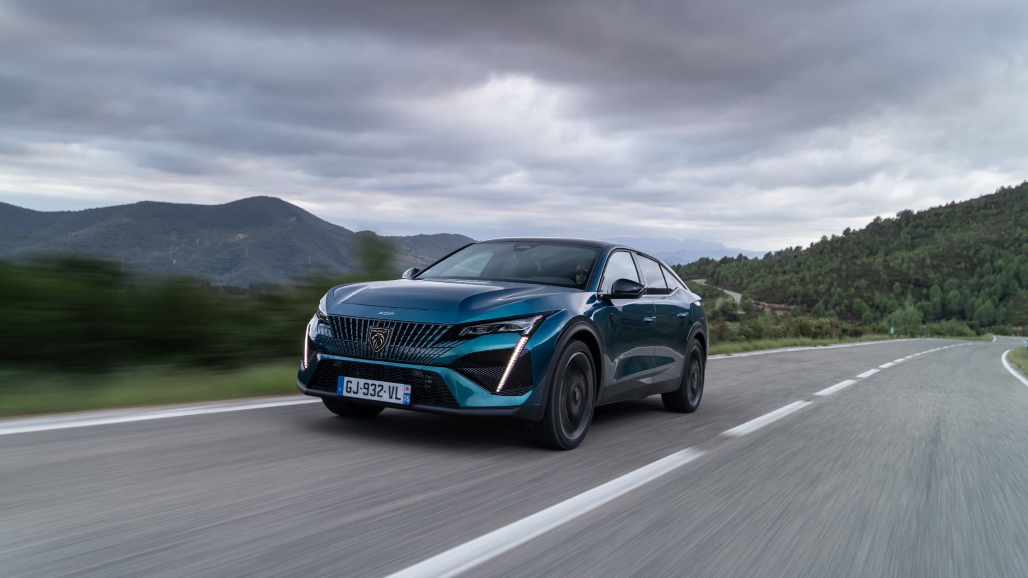La nouvelle Peugeot 408 adopte une forme entre SUV coupé et break de chasse. La nouvelle Peugeot 408 adopte une forme entre SUV coupé et break de chasse.