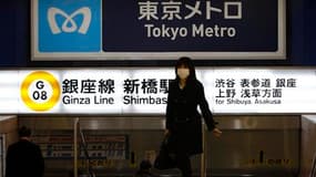 Station de métro Shinbashi à Tokyo. Tokyo est devenue une capitale angoissée, désertée par endroits et désemparée face à la crise nucléaire qui a éclaté 240 kilomètres plus au nord. Les distributeurs de billets tombent en panne, les coupures de courant me
