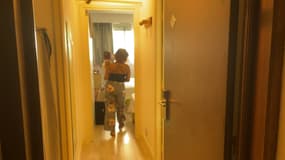Une rescapée de l'incendie d'un immeuble Grasse, survenu dans la nuit du 12 au 13 août, relogée dans un hôtel de la commune.