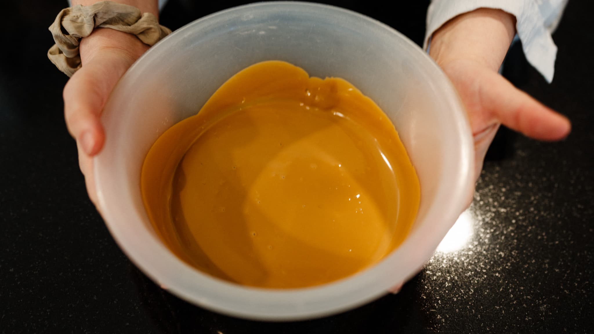 Du chocolat "blond" préparé par le chef pâtissier-chocolatier et directeur de la création du groupe Valrhona, Frédéric Bau, le 1er mars 2024 à Paris (photo d'illustration). Du chocolat "blond" préparé par le chef pâtissier-chocolatier et directeur de la création du groupe Valrhona, Frédéric Bau, le 1er mars 2024 à Paris (photo d'illustration).