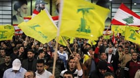 Partisans du Hezbollah à Beyrouth. La France a indiqué jeudi qu'elle espérait que la branche armée du Hezbollah soit inscrite sur la liste des groupes terroristes de l'Union européenne d'ici la fin du mois de juin, le mouvement chiite libanais ayant rompu