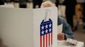 Le 29 octobre 2024, un homme qui vote dans une bibliothèque publique s’est rendu dans un bureau de vote anticipé à Black Mountain, en Caroline du Nord. (Photo d'illustration)