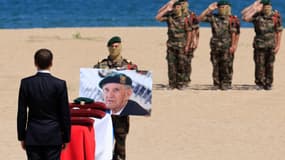 Emmanuel Macron devant le cercueil de Léon Gautier, lors de l'hommage national à Ouistreham le 7 juillet 2023.