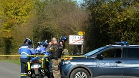 Des gendarmes bloquent une route à Saint-Brice pendant les recherches d'une adolescente de 17 ans disparue en Mayenne, le 9 novembre 2021