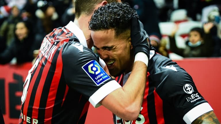 Justin Kluivert (à droite) félicité par son équipier de Nice Morgan Schneiderlin après son but à domicile contre Lens en L1 le 22 décembre 2021