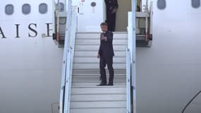 Emmanuel Macron à son départ de l'aéroport d'Orly pour se rendre en Nouvelle-Calédonie, le 21 mai 2024.