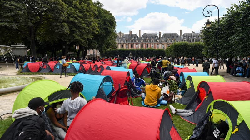 Environ 400 sans-abri ont planté des tentes jeudi 29 juillet à Paris, sur la place des Vosges.