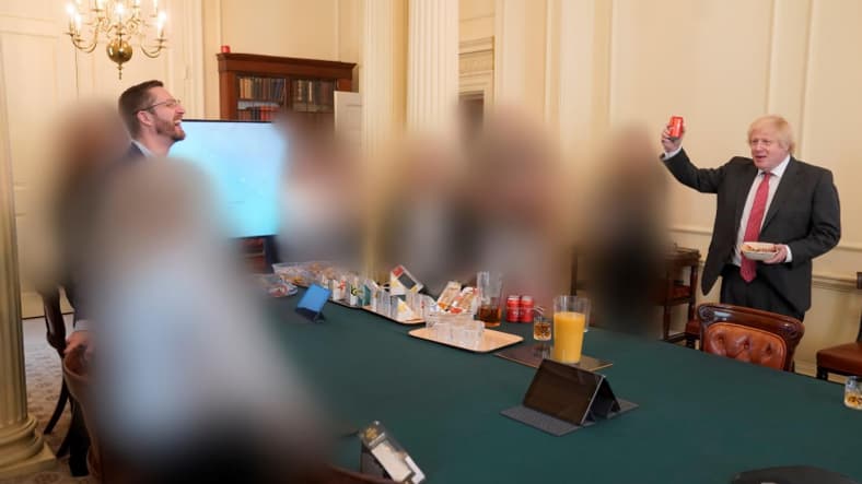 Boris Johnson lors d'une fête organisée au 10 Downing Street le 19 juin 2020. 