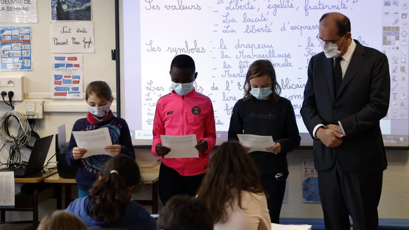 Le premier ministre Jean Castex a rendu hommage ce lundi au professeur assassiné Samuel Paty avec des élèves de CM2 du collège du Bois d'Aulne, à Conflans-Sainte-Honorine (Yvelines).