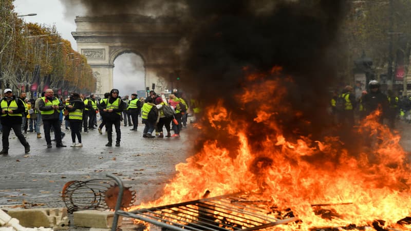 Des gilets jaunes sur les Champs-Elysées le 24 novembre 2018 à Paris.