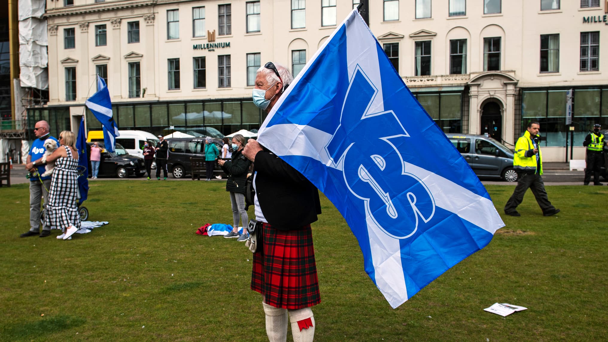 en-ecosse-les-hommages-la-reine-ne-freinent-pas-les-vell-it-s-d