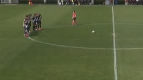 L'équipe féminine du Rayo Vallecano pendant la minute de silence