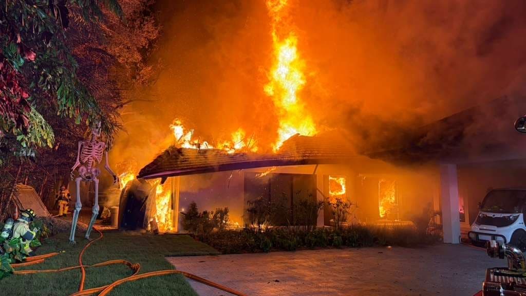 https://images.bfmtv.com/jNU_dOno5y8wLXhc0hyN9mVa_eE=/0x96:1024x672/images/Un-incendie-d-une-violence-inouie-la-maison-de-Spoelstra-NBA-ravagee-par-les-flammes-en-Floride-le-06-11-2025-2176855.jpg