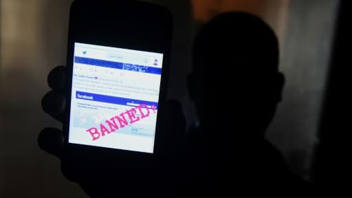 Un Sri-lankais montre sur son téléphone un message Twitter indiquant que le réseau Facebook a été bloqué, à Colombo le 7 mars 2018 Un Sri-lankais montre sur son téléphone un message Twitter indiquant que le réseau Facebook a été bloqué, à Colombo le 7 mars 2018