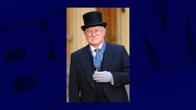 L'ancien colonel du KGB russe Oleg Gordievsky reçoit le titre de Compagnon de l'Ordre le plus distingué de Saint-Michel et Saint-Georges des mains de la reine Elizabeth II au palais de Buckingham à Londres, le 18 octobre 2007.